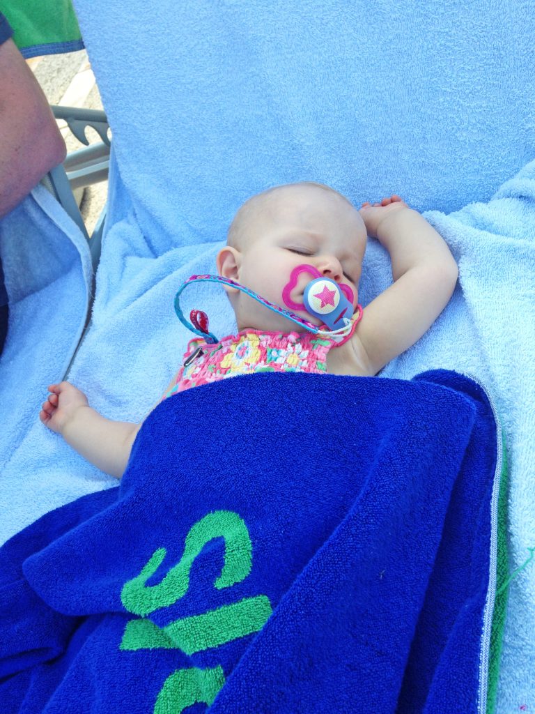 Mallorca Pool Baby schläft auf Liege