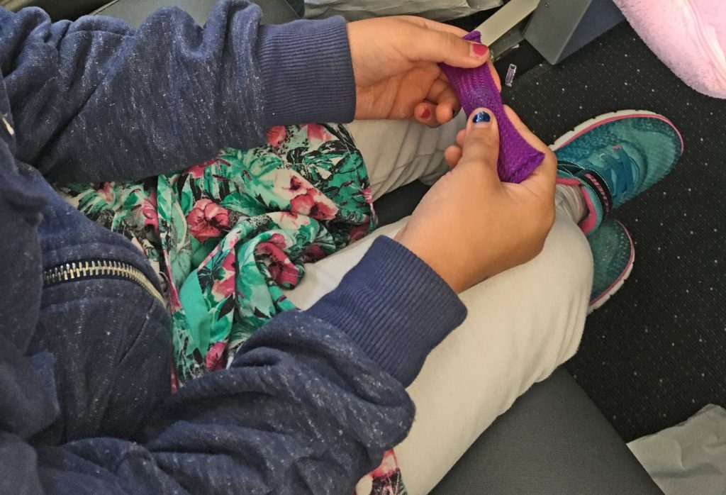 Beschäftigung Kinder Antistressröhrchen im Flugzeug