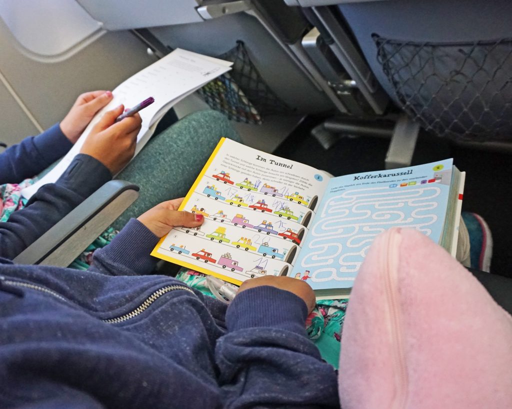 Bücher im Flugzeug Beschäftigung Kinder