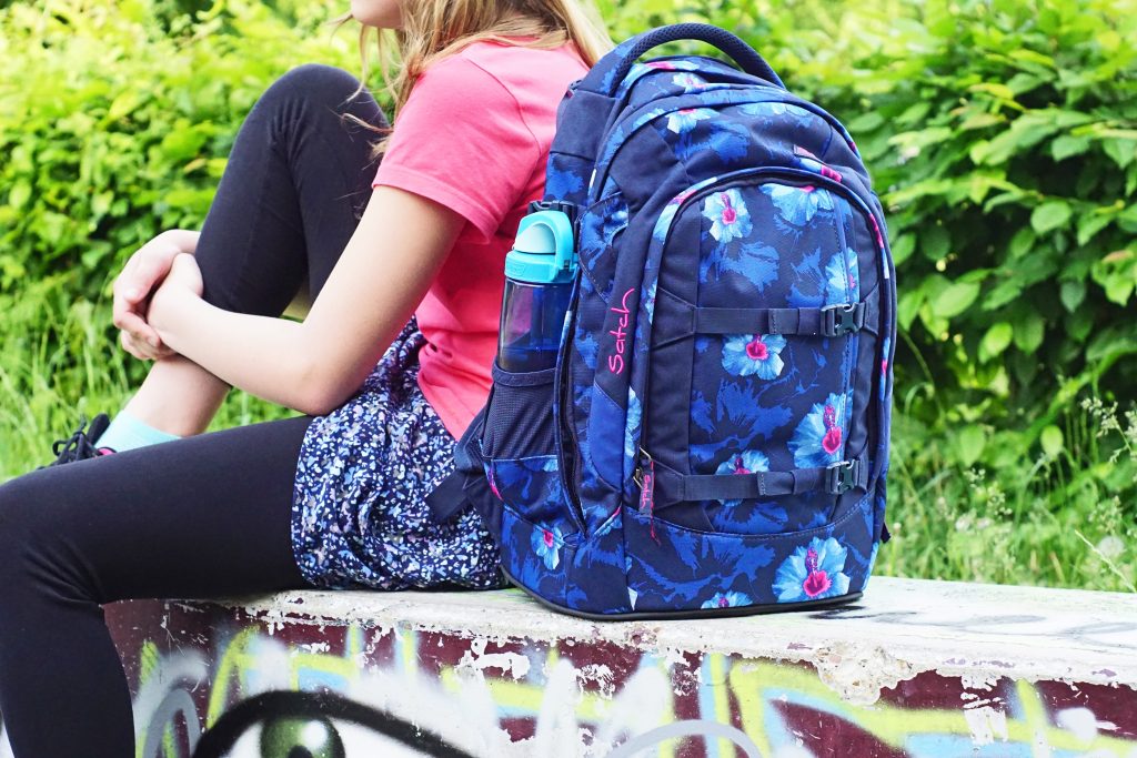Schulrucksack satch-pack-waikiki-blue-stehend