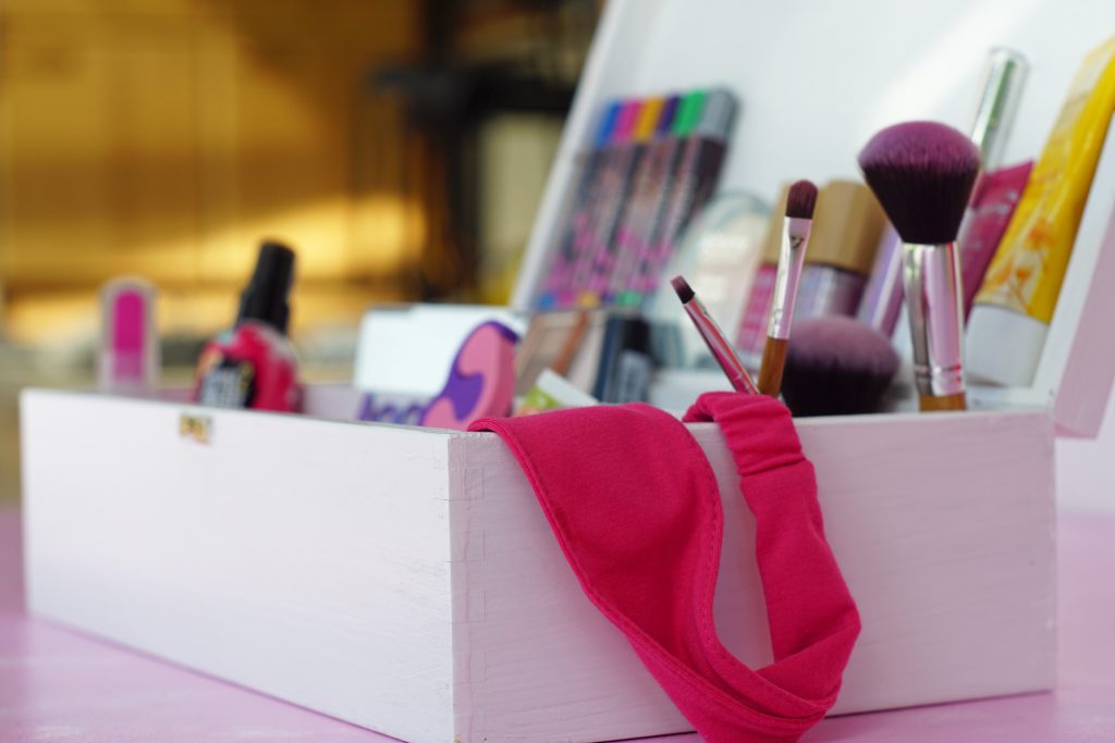 DIY Schminkbox-Kinderschminke-Schminkkasten-Geschenk-Mädchen-Geburtstag-schminken-selbermachen