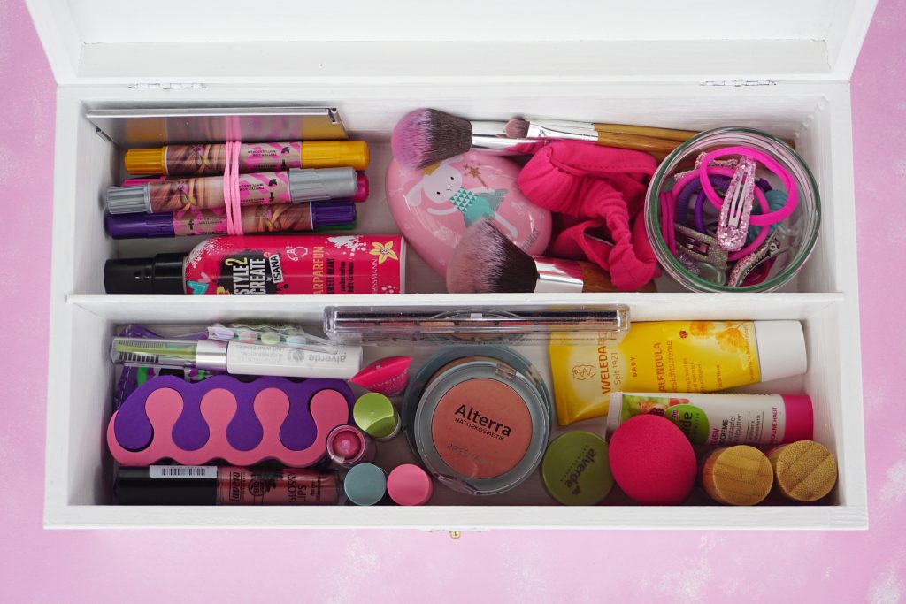 DIY Schminkbox-Kinderschminke-Schminkkasten-Geschenk-Mädchen-Geburtstag-schminken-selbermachen
